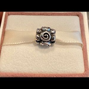 Pandora : floral scroll charm